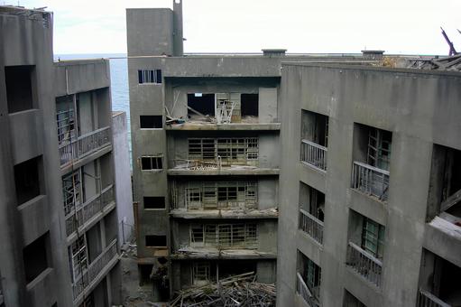 廃墟と化した軍艦島の集合住宅2 廃墟と化した軍艦島の集合住宅2の写真