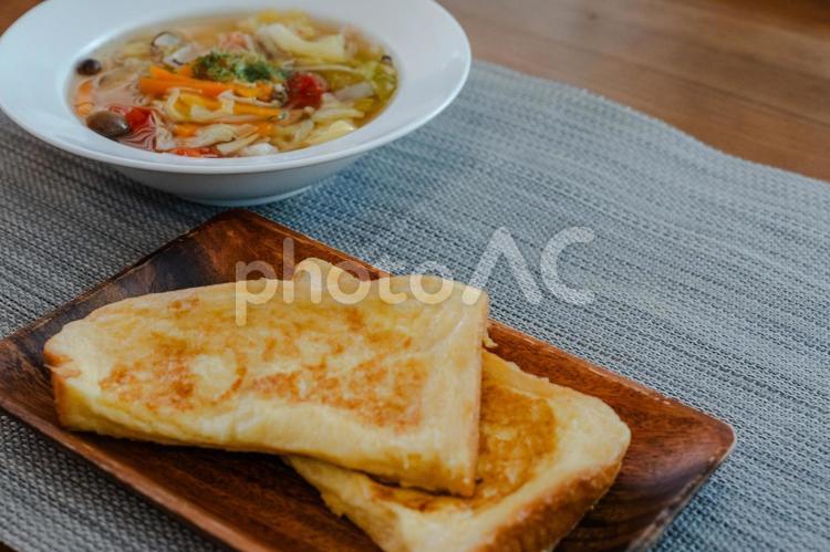 フレンチトーストと野菜スープの朝食 フレンチトースト,朝食,野菜スープの写真素材
