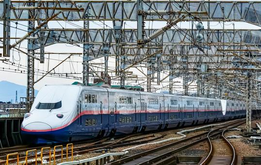 出発していく上越新幹線E4系Max 出発していく上越新幹線E4系Max e4系,上越,新幹線の写真素材