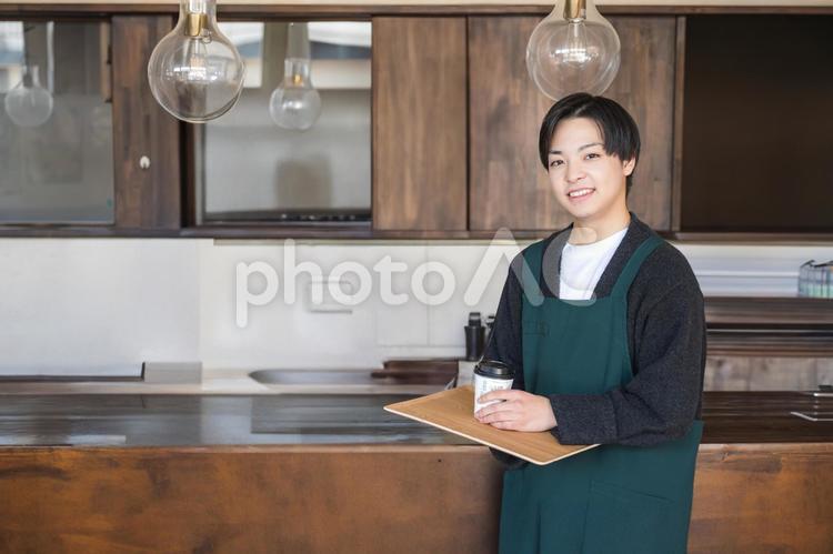 お洒落な店内と飲み物と男性 カフェ,喫茶店,レストランの写真素材