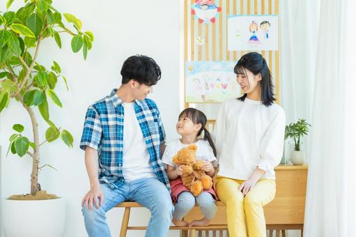 リビングでくつろぐ家族 家族,笑顔,リビングの写真素材