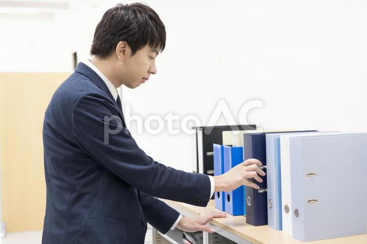 ファイルをとる男性 オフィス,男性,ファイルの写真素材