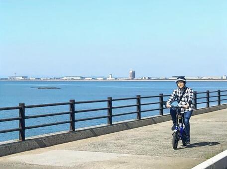 海沿いをサイクリング 海,青空,快走の写真素材