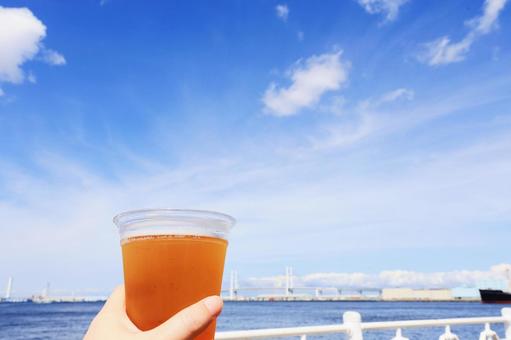 ビールと青空 ビールと青空 ビール,青空,海の写真素材