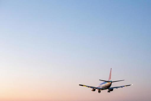 夕焼け空に着陸する飛行機 飛行機,着陸,夕焼けの写真素材