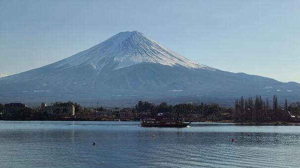 富士山を眺める 富士山,河口湖,湖の写真素材