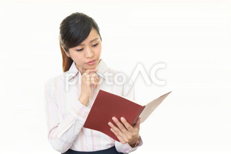 ノートを持って考える女性 女性,ビジネスウーマン,仕事の写真素材