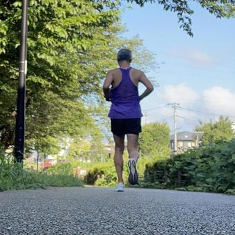 公園を走る男性ランナー 公園を走る男性ランナー 男性,男,走るの写真素材