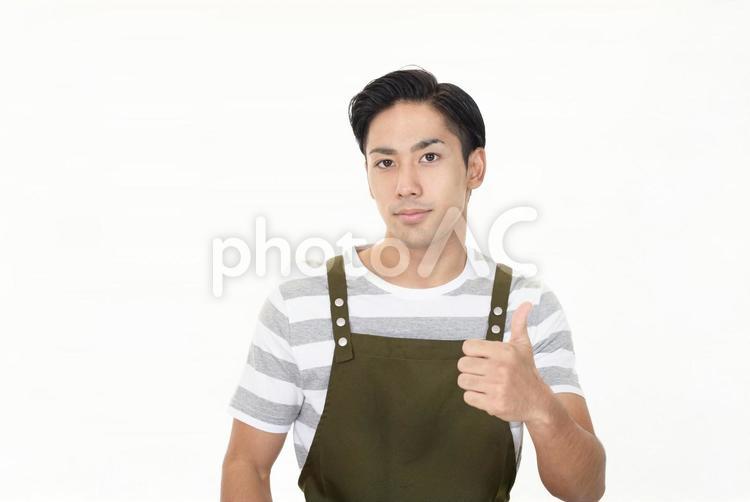 いいねのポーズをとるエプロン姿の男性 男性,家事,微笑むの写真素材