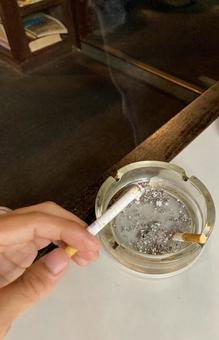 タバコと灰皿の写真