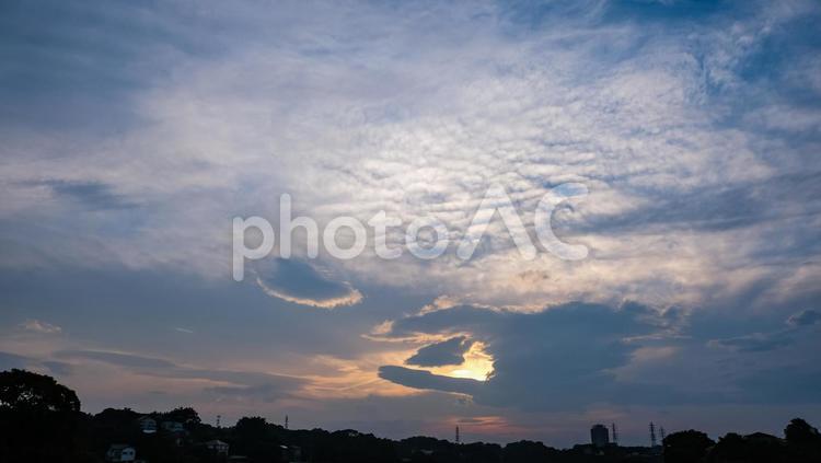 鳥のように見える雲と夕焼け 夕焼け空,夕焼け,夕暮れの写真素材