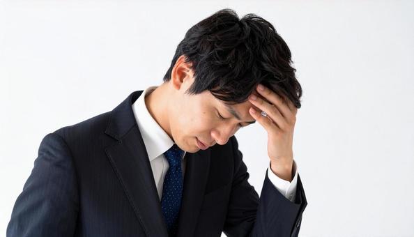 悩み考えるビジネスマン 悩み考えるビジネスマンの写真