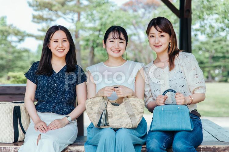 友達と旅行・遊びのイメージ(カメラ目線) 友達と旅行・遊びのイメージ(カメラ目線) 旅行,観光,女子旅の写真素材