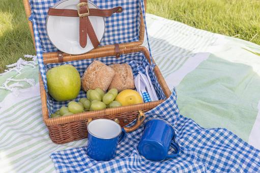 青のマグやバスケットの中の食べ物 ピクニックバスケット,ランチ,ぶどうの写真素材