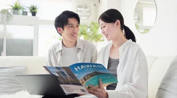 旅行プランを話し合うアジア人カップル 旅行プランを話し合うアジア人カップル 旅行,カップル,女性の写真素材