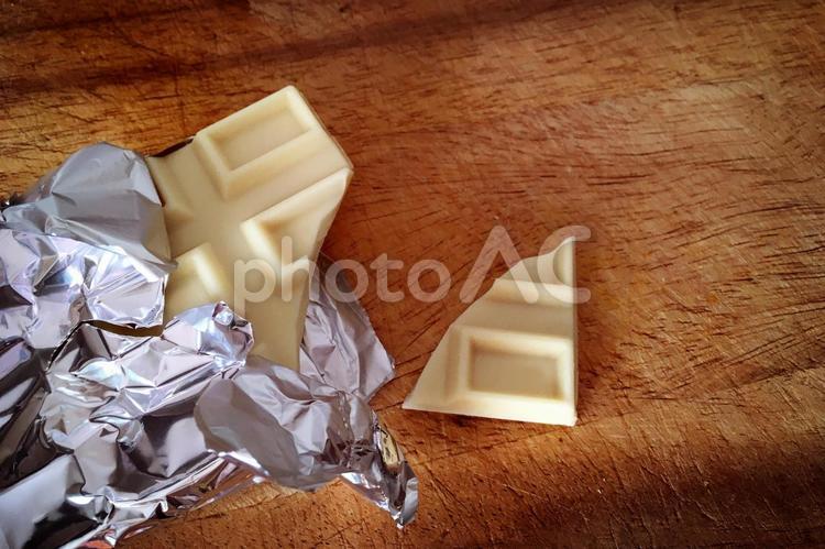 木目のテーブルに置かれたホワイトチョコレートのおしゃれなイメージ素材 チョコ,チョコレート,ホワイトチョコの写真素材