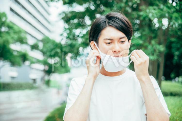 マスクをする男性 マスク,男性,コロナの写真素材