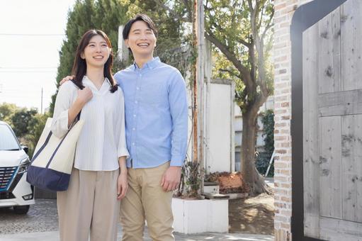 夫婦 モデルハウス 住宅展示場 見学 夫婦 モデルハウス 住宅展示場 見学 夫婦,モデルハウス,住宅展示場の写真素材