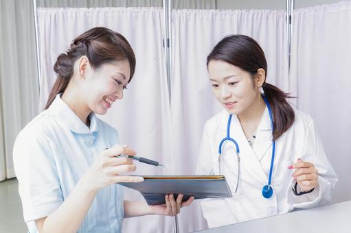 ミーティングをする医師と看護師 ミーティングをする医師と看護師 ドクター,女性,打ち合わせの写真素材