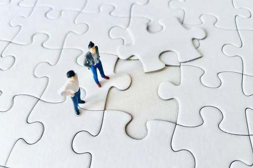ジグソーパズルとビジネスマンの写真