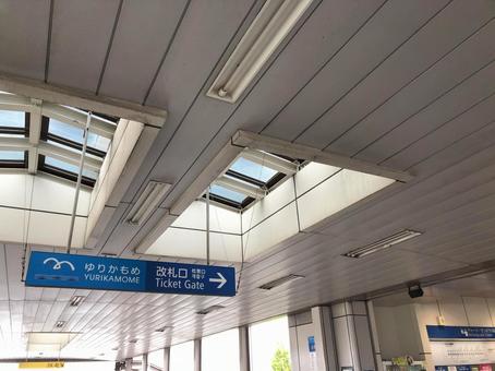 駅の案内看板 駅の案内看板の写真