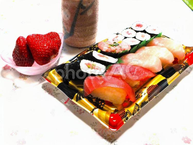 お寿司に苺とお茶を添えて　召し上がれ 握り寿司,海苔巻き,鉄火巻きの写真素材