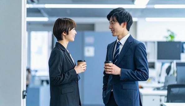 休憩中に談笑するビジネスパーソン 休憩中に談笑するビジネスパーソンの写真
