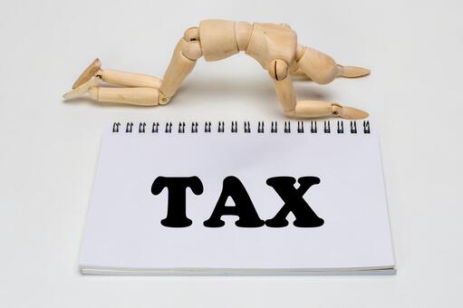 税金にがっくりするデッサン人形 tax,税金,社会保険料の写真素材