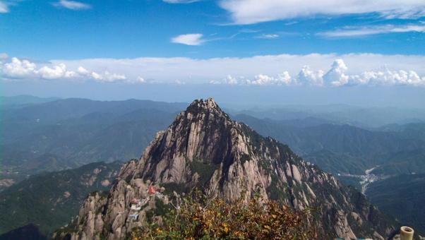 遠くの山並みまで続く絶景の眺望 遠くの山並みまで続く絶景の眺望 山,景色,絶景の写真素材