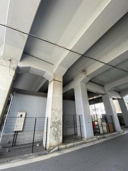 高架下のフェンス 高架下のフェンス 高架下,フェンス,柱の写真素材