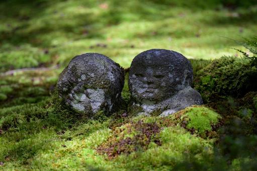お地蔵さん お地蔵さん 地蔵,苔,和風の写真素材