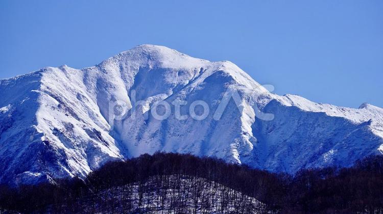 新潟県から見た谷川岳の全景写真 谷川岳,谷川連峰,山の写真素材