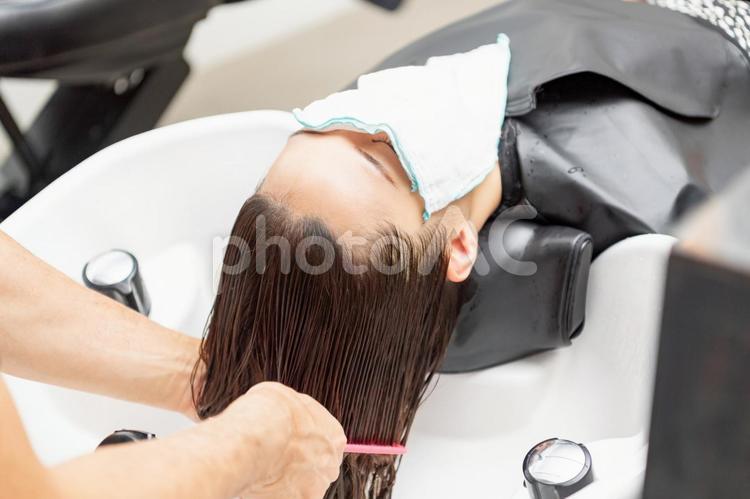 ヘアサロンでシャンプーをしてもらう若い女性 ヘアサロン,女性,美容室の写真素材