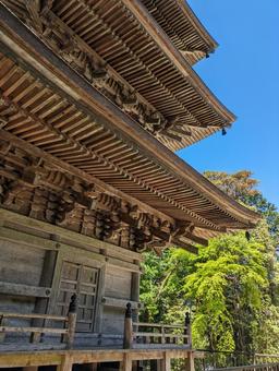 新緑の本山寺三重塔（岡山県美咲町） 三重塔,建築,青空の写真素材