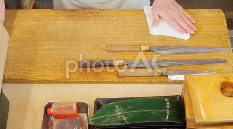 まな板を拭く寿司職人の手元 まな板,料理,調理の写真素材