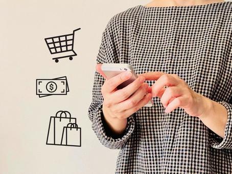 スマホで買い物中の女性 スマホ,女性,ショッピングの写真素材