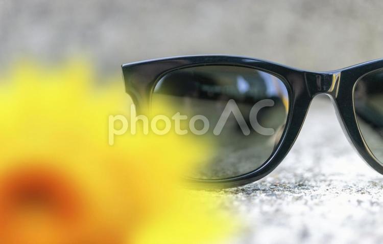 夏のイメージ サングラスとひまわりの画像 サングラス,夏,ひまわりの写真素材