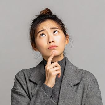 上を見上げて考える女性の姿 上を見上げて考える女性の姿の写真