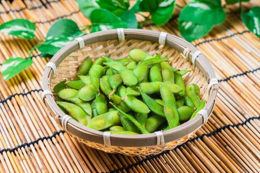 竹すだれと枝豆盛り 竹すだれと枝豆盛り 枝豆,竹ざる,竹すだれの写真素材
