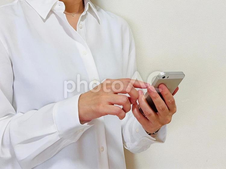 仕事でスマホを操作する女性 スマホ,女性,会社員の写真素材