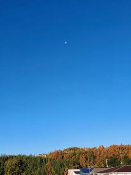 The moon floating in the blue sky and autumn mountains (autumn leaves), JPG