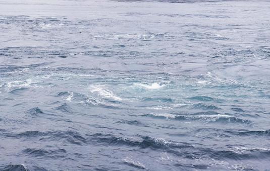 鳴門海峡の渦潮の写真