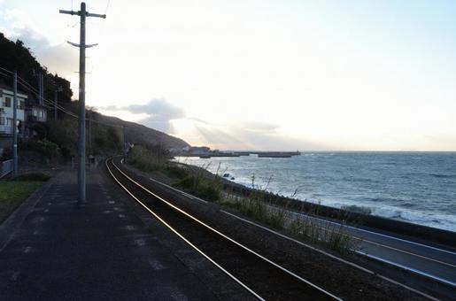 夕日差し込む下灘駅 四国,下灘,下灘駅の写真素材