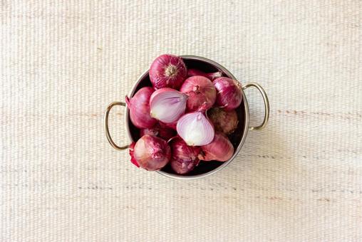 鍋に入った紫タマネギの写真