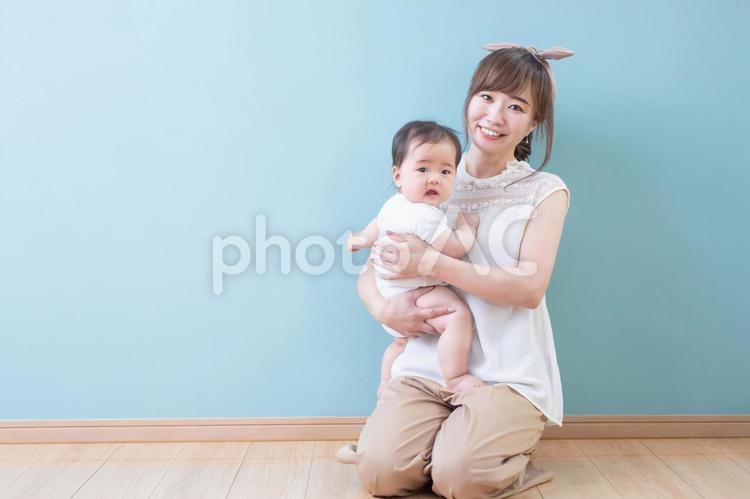 赤ちゃんを抱っこする笑顔の若いママ 赤ちゃん,赤ん坊,ママの写真素材