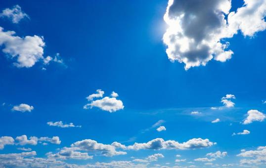 青空に浮かぶ雲から差し込む太陽光 青空,雲,光の写真素材