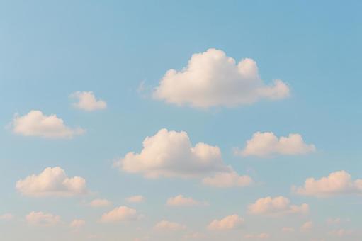 春のふわふわ雲 春のふわふわ雲の写真