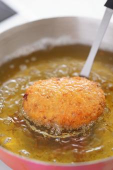 揚げたてのコロッケのアップ 揚げたてのコロッケのアップの写真