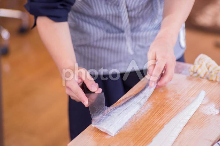 魚の三枚卸しをする人 魚,三枚おろし,捌くの写真素材