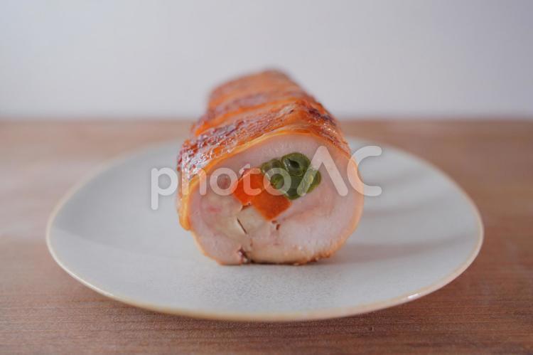 鶏肉巻き（正面・木のテーブル） 鶏肉巻き,鶏肉,人参の写真素材